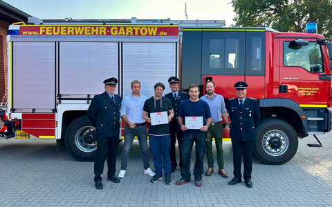 FW Lüchow-Dannenberg: +++Ersthelfer sind bei Verkehrsunfall zur Stelle+++schnelles Handeln rettet Leben+++Feuerwehr und Arbeitgeber ehren die Retter+++ - Foto: presseportal.de