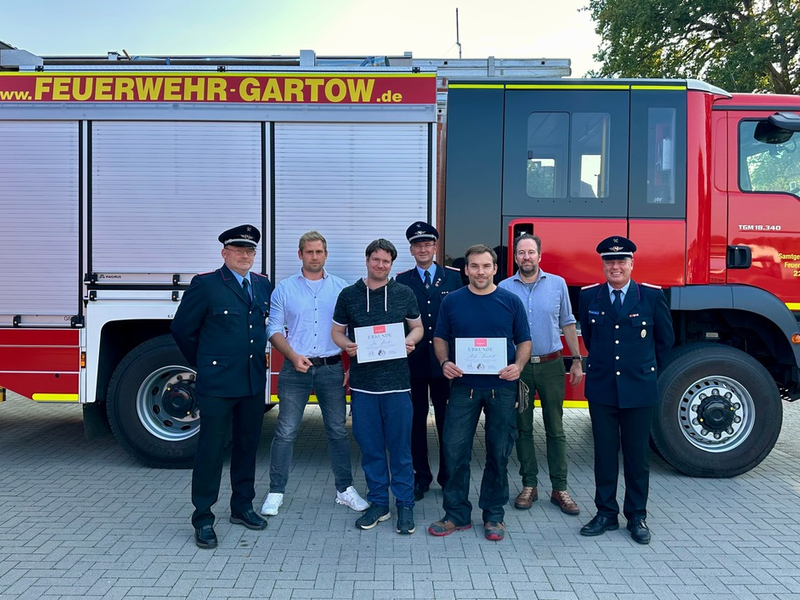 FW Lüchow-Dannenberg: +++Ersthelfer sind bei Verkehrsunfall zur Stelle+++schnelles Handeln rettet Leben+++Feuerwehr und Arbeitgeber ehren die Retter+++ - Foto: presseportal.de