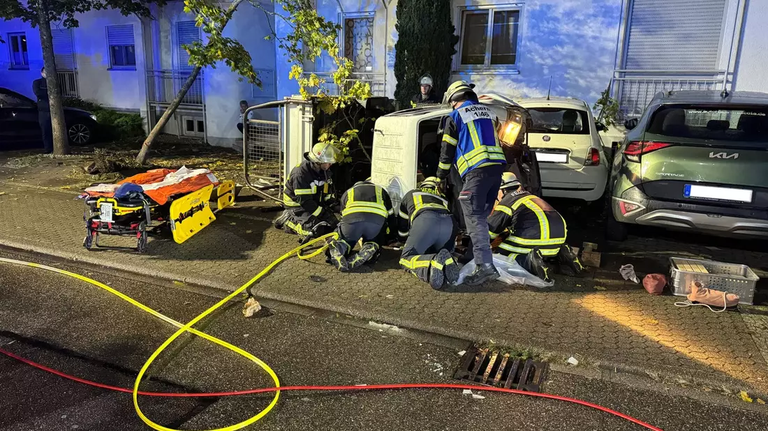 FW Achern: LKW Fahrer unter Fahrerhaus eingeklemmt - Verkehrsunfall in Acherner Innenstadt - Bild: presseportal.de