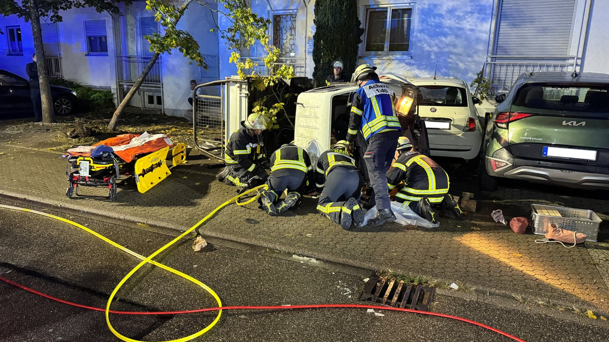 FW Achern: LKW Fahrer unter Fahrerhaus eingeklemmt - Verkehrsunfall in Acherner Innenstadt - Foto: presseportal.de