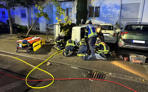 FW Achern: LKW Fahrer unter Fahrerhaus eingeklemmt - Verkehrsunfall in Acherner Innenstadt - Foto: presseportal.de