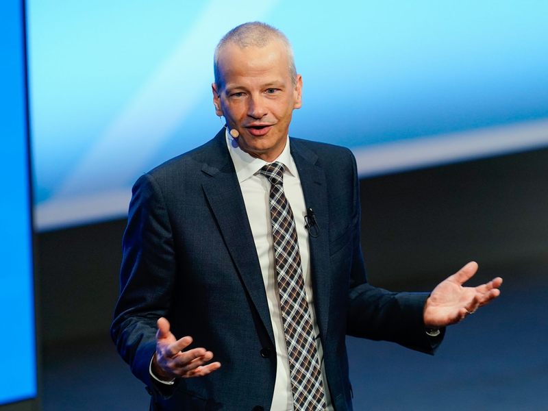 Der Chef des BASF-Aufsichtsrats, Kurt Bock, vor der Hauptversammlung im Jahr 2023. - Foto: Uwe Anspach/dpa
