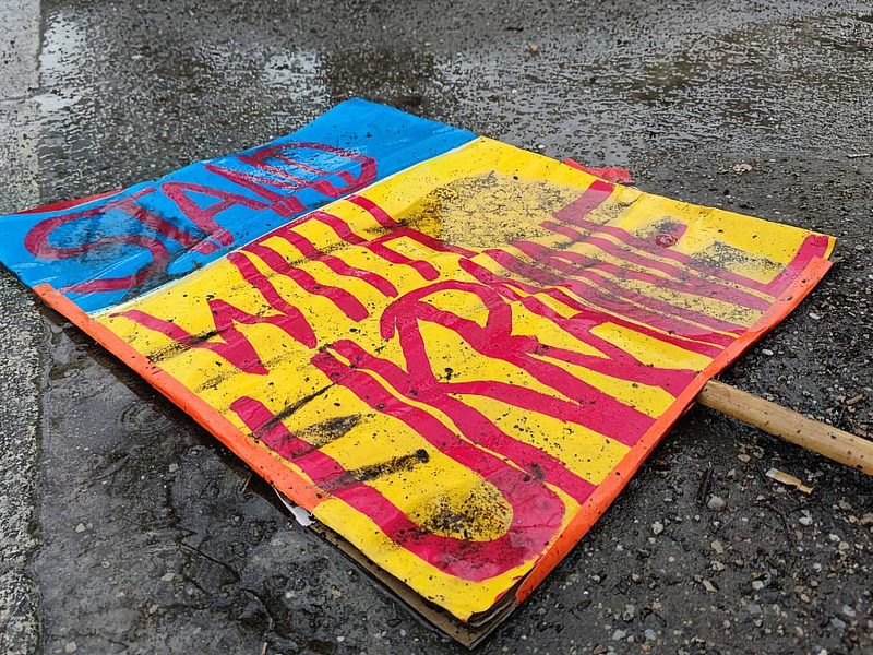 Schild Stand with Ukraine liegt auf dem Boden (Archiv) - Foto: über dts Nachrichtenagentur