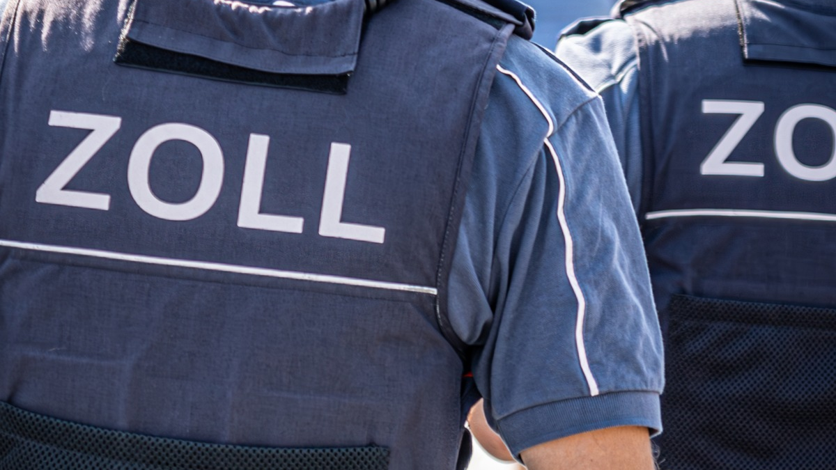 HZA-OL: ZOLL: Schwarzarbeiter bauen Kramermarkt auf - Foto: presseportal.de