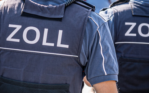 HZA-OL: ZOLL: Schwarzarbeiter bauen Kramermarkt auf - Foto: presseportal.de