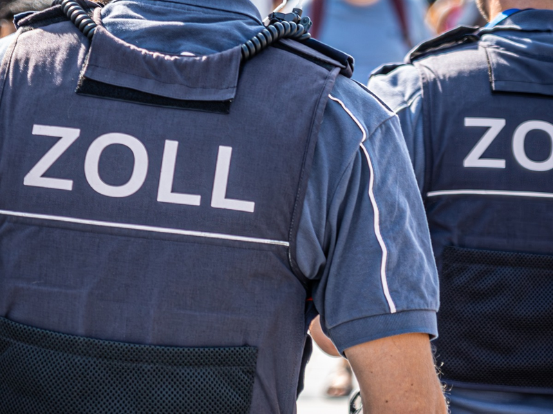 HZA-OL: ZOLL: Schwarzarbeiter bauen Kramermarkt auf - Foto: presseportal.de