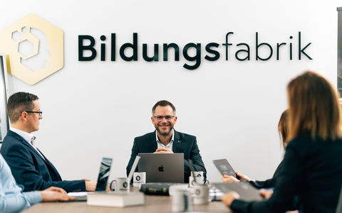 Bildungsfabrik: Eduard Gaak berichtet über seine Erfahrung mit der Ausbildung zum Industriemeister - Foto: presseportal.de Bildungsfabrik: Eduard Gaak berichtet über seine Erfahrung mit der Ausbildung zum Industriemeister - Foto: presseportal.de