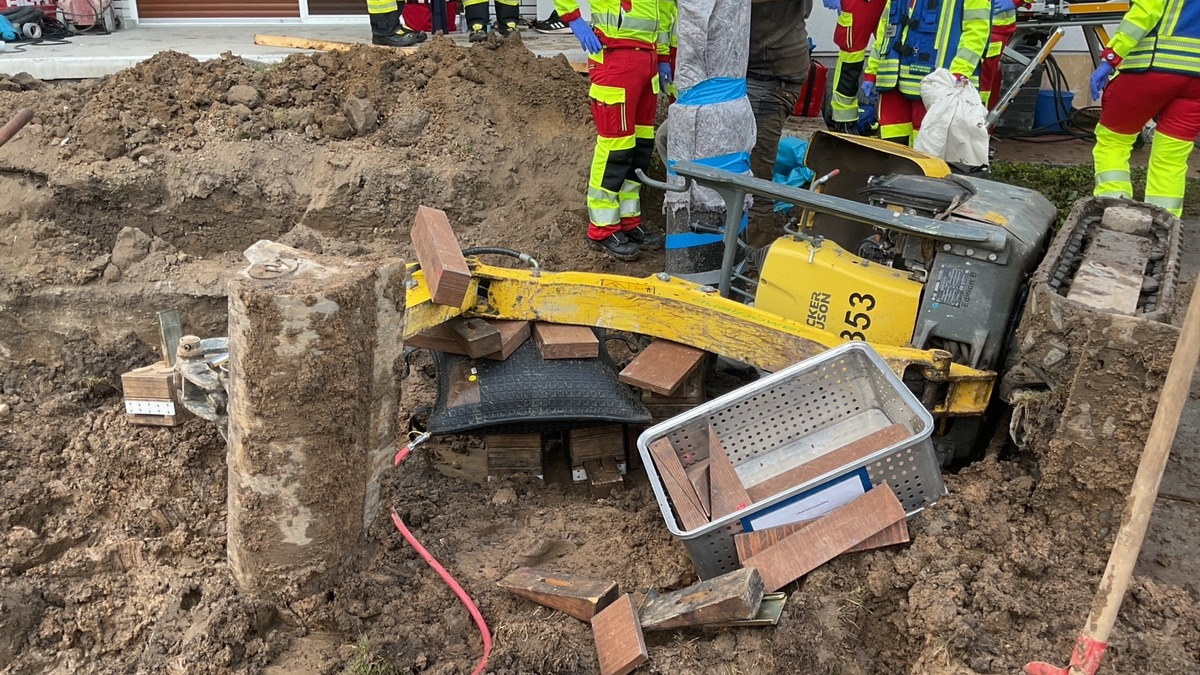 FW-DO: Unfall in Lütgendortmund- Person mit Bein unter Bagger eingeklemmt - Foto: presseportal.de