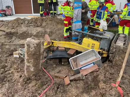 FW-DO: Unfall in Lütgendortmund- Person mit Bein unter Bagger eingeklemmt - Foto: presseportal.de