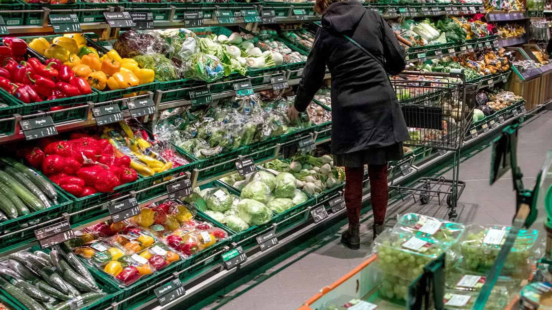 Der günstige Preis steht als Kaufkriterium bei Obst und Gemüse nur an vierter Stelle, wie eine Umfrage zeigt. (Archivbild) - Bild: Jens Büttner/zb/dpa