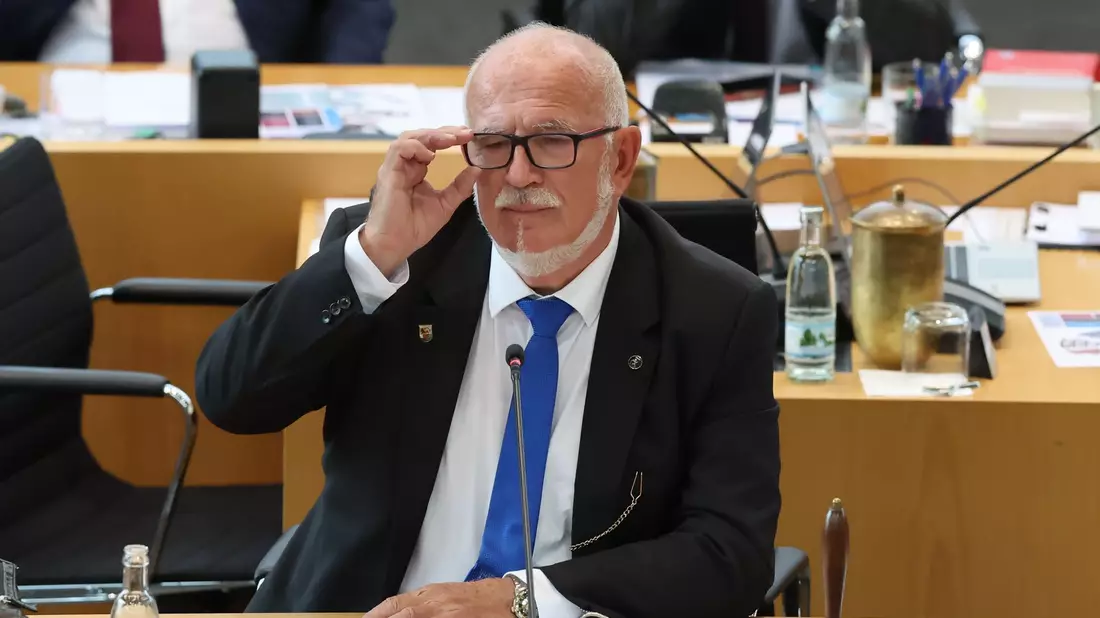 Nach einer Gerichtsentscheidung muss sich der AfD-Alterspräsidenten an Regen halten. - Bild: Bodo Schackow/dpa