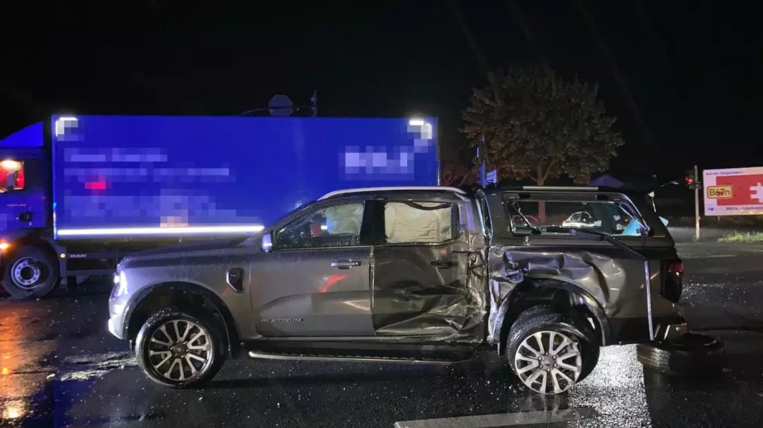 POL-COE: Dülmen, B474/ Lkw und Pick-up kollidieren - Bild: presseportal.de