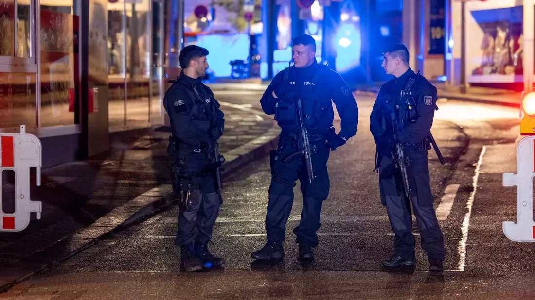 Polizisten stehen nach dem Terroranschlag von Solingen in der Innenstadt. (Archivbild) - Bild: Thomas Banneyer/dpa
