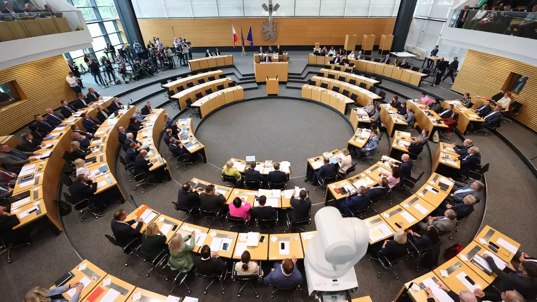 Die konstituierende Sitzung des Landtags wurde mehrfach unterbrochen. - Bild: Bodo Schackow/dpa