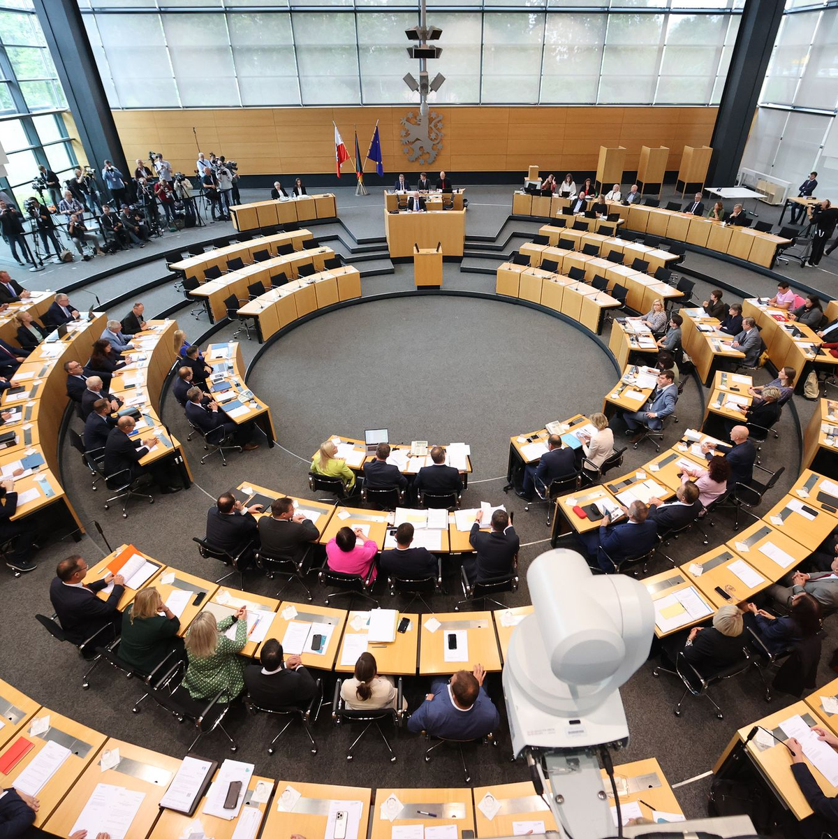 Die konstituierende Sitzung des Landtags wurde mehrfach unterbrochen. - Foto: Bodo Schackow/dpa