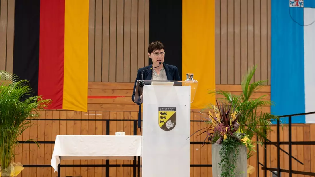 POL-HfPolBW: Verabschiedung des 2. Erfahrungsbasierten Studienjahrgangs an der Hochschule für Polizei Baden-Württemberg / 464 frisch ernannte Oberkommissarinnen und Oberkommissare - Bild: presseportal.de