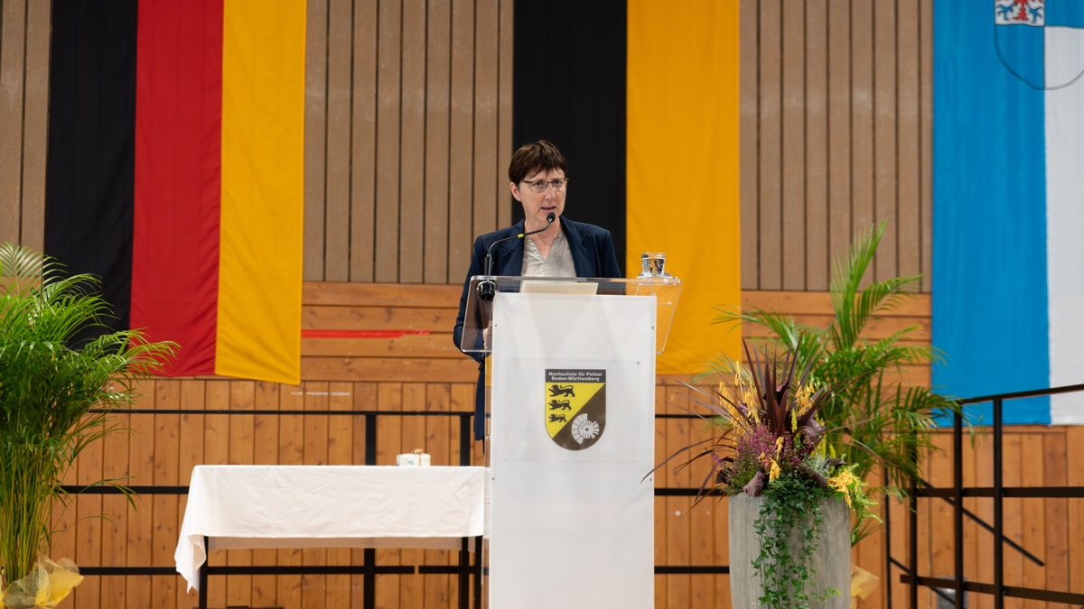 POL-HfPolBW: Verabschiedung des 2. Erfahrungsbasierten Studienjahrgangs an der Hochschule für Polizei Baden-Württemberg / 464 frisch ernannte Oberkommissarinnen und Oberkommissare - Foto: presseportal.de