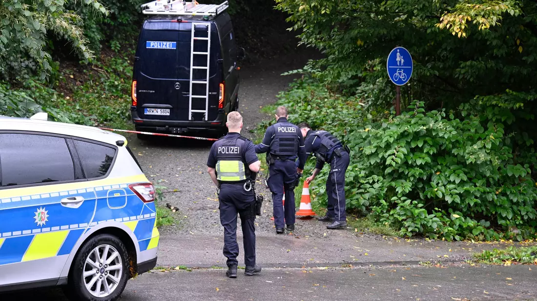 Polizisten sind in der Nähe eines mutmaßlichen Tatorts im Einsatz. Das Gebiet wird gerodet, um nach einem Handy zu suchen. - Bild: Roberto Pfeil/dpa