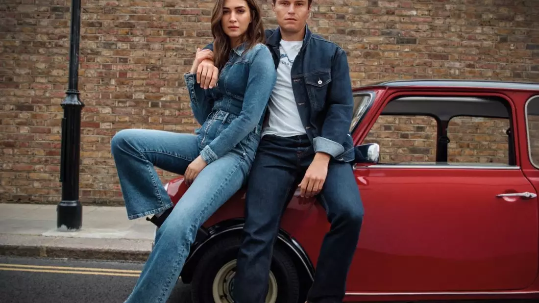 PEPE JEANS präsentiert VERY PEPE mit Kriti Sanon und Oliver Cheshire: eine mutige Kampagne, die Londoner Coolness und vielseitigen Stil zelebriert - Bild: presseportal.de