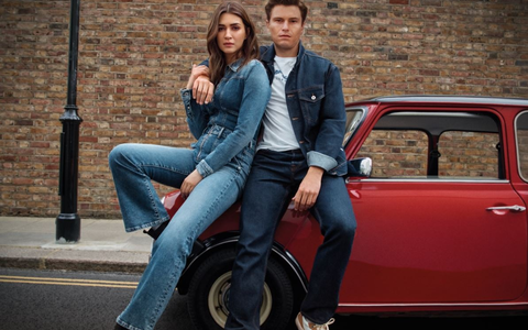 PEPE JEANS präsentiert VERY PEPE mit Kriti Sanon und Oliver Cheshire: eine mutige Kampagne, die Londoner Coolness und vielseitigen Stil zelebriert - Foto: presseportal.de