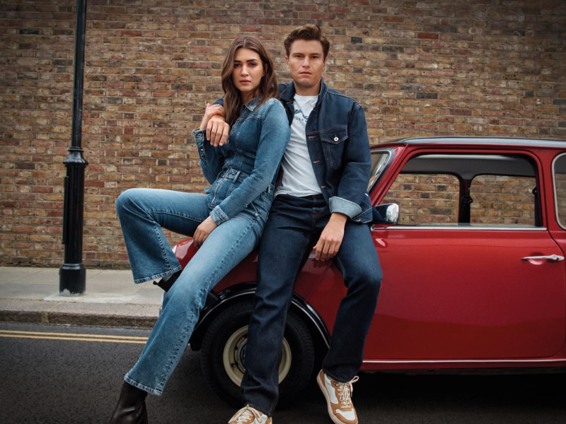 PEPE JEANS präsentiert VERY PEPE mit Kriti Sanon und Oliver Cheshire: eine mutige Kampagne, die Londoner Coolness und vielseitigen Stil zelebriert - Foto: presseportal.de
