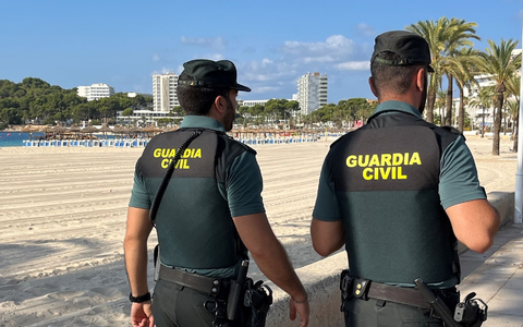  Beamte der Polizeieinheit Guardia Civil nahmen den Tatverdächtigen fest. (Archivfoto) - Foto: Guardia Civil/Europapress/dpa