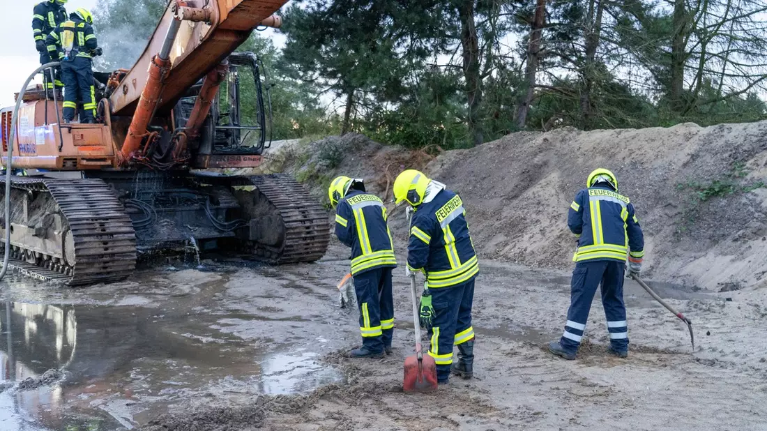 FW Flotwedel: Kettenbaggerbrand in Eicklingen - Feuerwehr löscht Brand im Kieswerk - Bild: presseportal.de