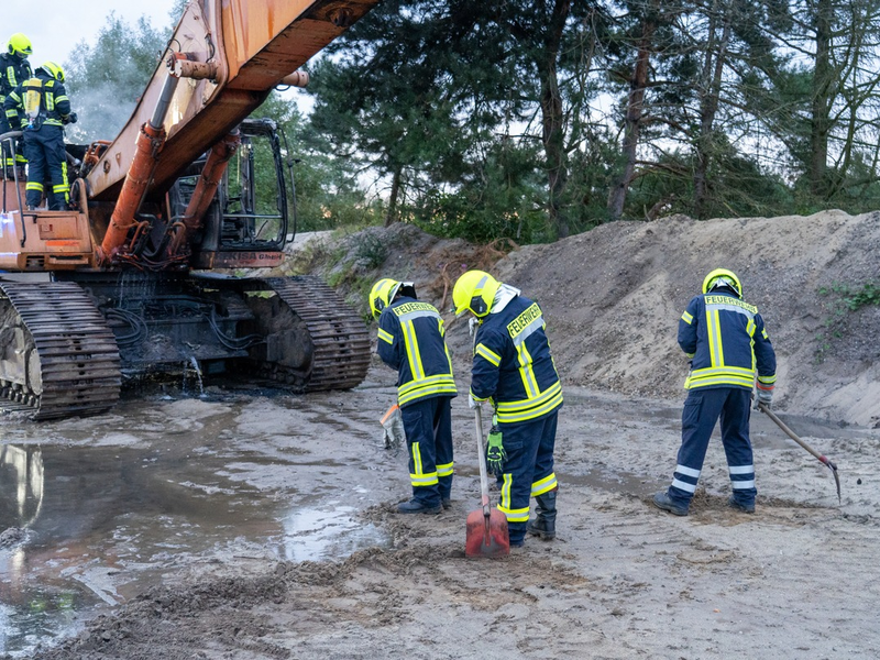 FW Flotwedel: Kettenbaggerbrand in Eicklingen - Feuerwehr löscht Brand im Kieswerk - Foto: presseportal.de
