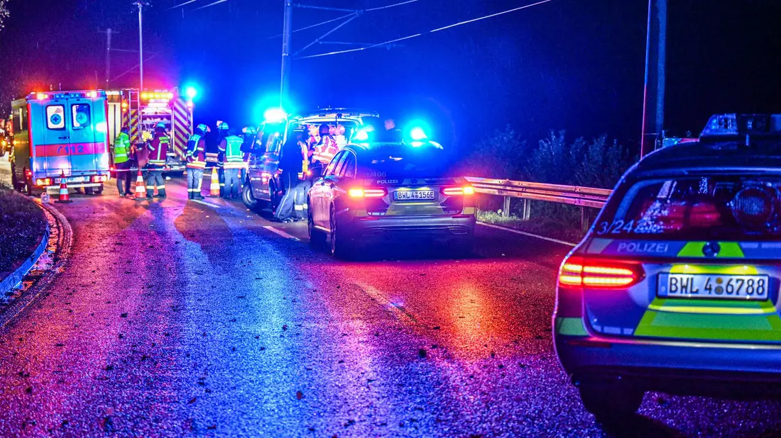 Drei Menschen wurden bei dem Unfall verletzt. - Bild: Marius Bulling/dpa