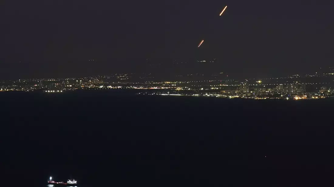 Das israelische Luftabwehrsystem Iron Dome fängt Raketen ab. (Archivbild) - Bild: Baz Ratner/AP/dpa