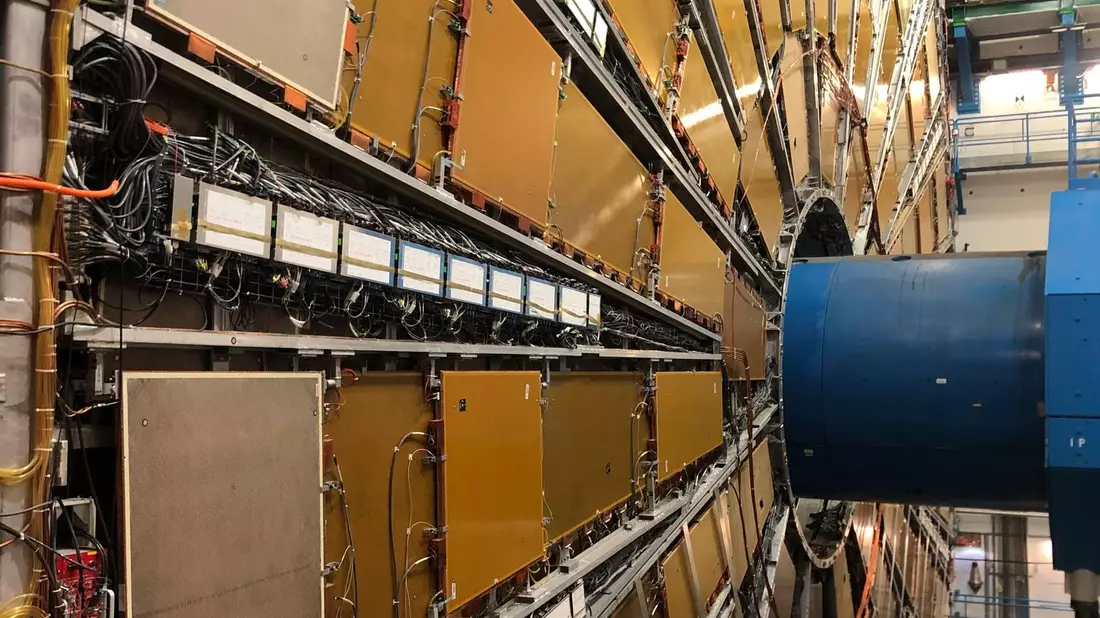 Die gigantische Maschine, der Teilchenbeschleuniger LHC, liegt in einem 27 Kilometer langen Tunnel unter der Erde im schweizerisch-französischen Grenzgebiet (Archivbild)  - Bild: Christiane Oelrich/dpa