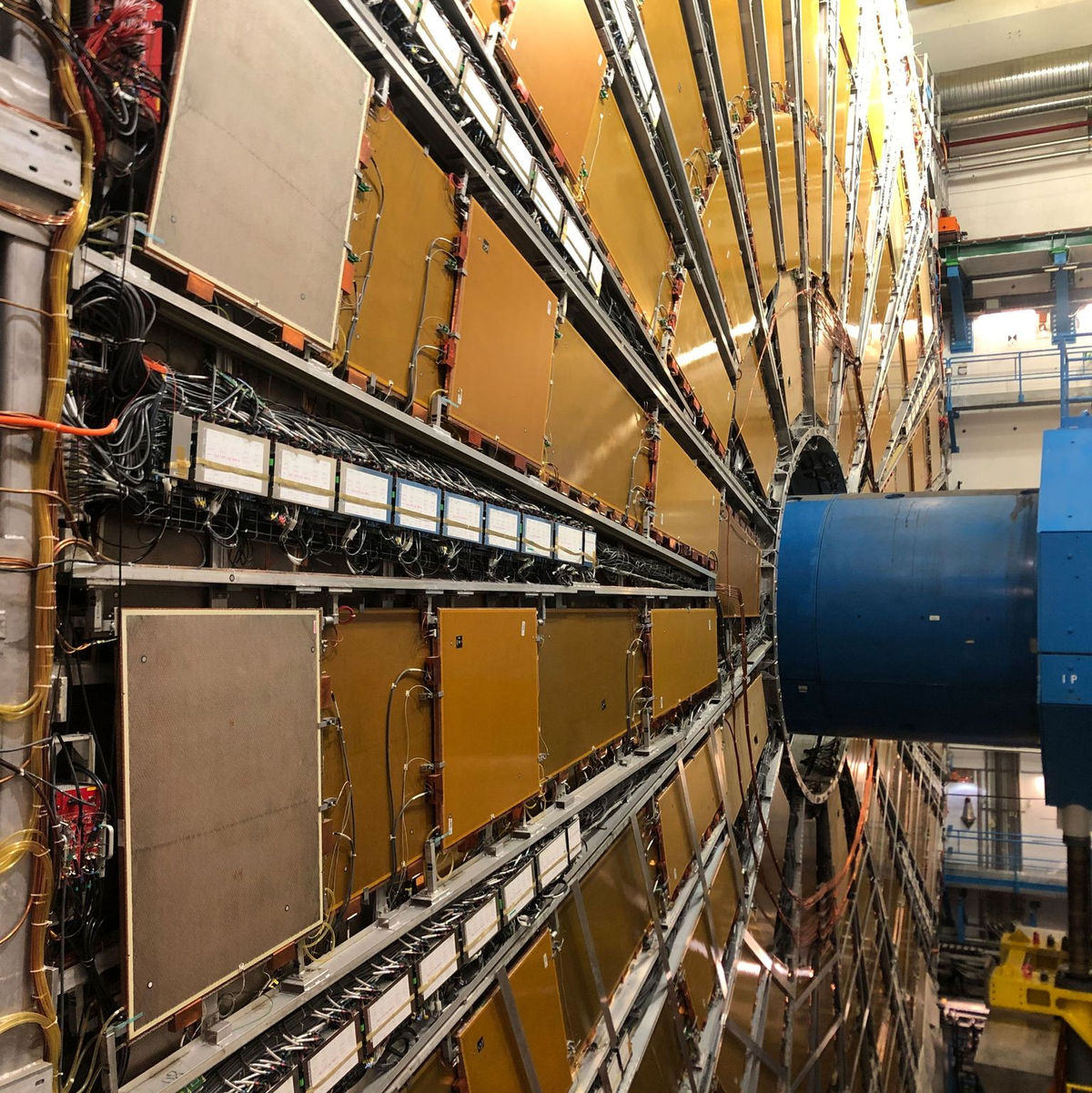 Die gigantische Maschine, der Teilchenbeschleuniger LHC, liegt in einem 27 Kilometer langen Tunnel unter der Erde im schweizerisch-französischen Grenzgebiet (Archivbild)  - Foto: Christiane Oelrich/dpa