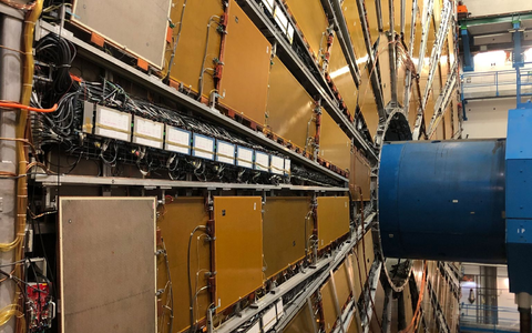 Die gigantische Maschine, der Teilchenbeschleuniger LHC, liegt in einem 27 Kilometer langen Tunnel unter der Erde im schweizerisch-französischen Grenzgebiet (Archivbild)  - Foto: Christiane Oelrich/dpa