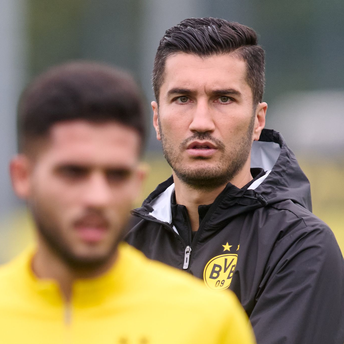 Will mit seinem Team die richtige Reaktion auf das 1:5 in Stuttgart zeigen: BVB-Trainer Nuri Sahin (r) - Foto: Bernd Thissen/dpa