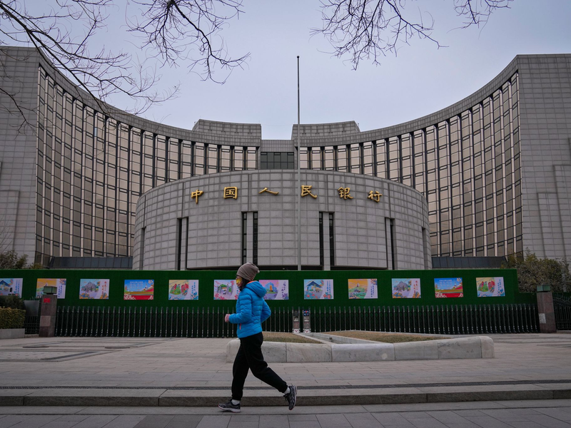 Die Zentralbank senkte den Satz für Pflichteinlagen, sodass Banken nun mehr Kredite ausgeben können. (Archivbild) - Foto: Andy Wong/AP/dpa