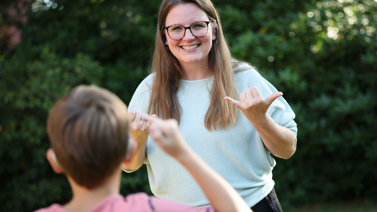 Reden mit den Händen: Die Gebärde für „Eltern“ in Gebärdensprache. - Foto: Christian Charisius/dpa