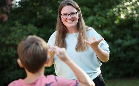 Reden mit den HĂ€nden: Die GebĂ€rde fĂŒr âElternâ in GebĂ€rdensprache. - Foto: Christian Charisius/dpa Reden mit den HĂ€nden: Die GebĂ€rde fĂŒr âElternâ in GebĂ€rdensprache. - Foto: Christian Charisius/dpa