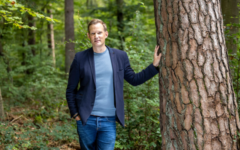 Der Virologe hat ein neues Buch geschrieben - weil er glaubt, dass die Corona-Pandemie aufgearbeitet werden muss. - Foto: Thomas Banneyer/dpa