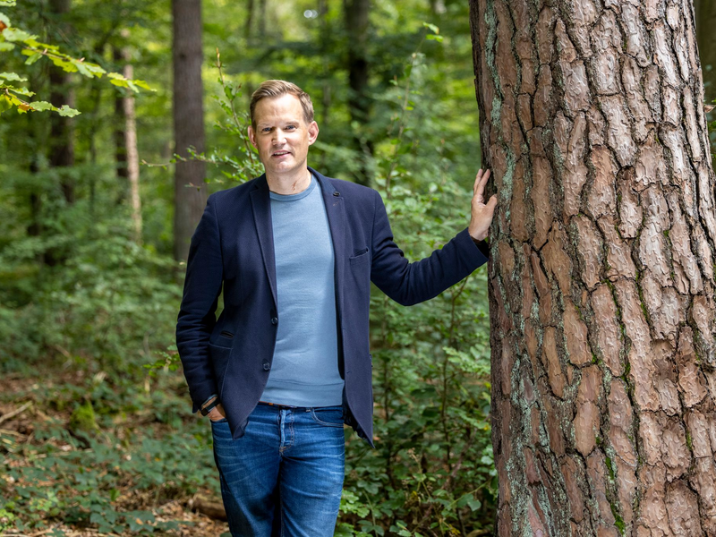 Der Virologe hat ein neues Buch geschrieben - weil er glaubt, dass die Corona-Pandemie aufgearbeitet werden muss. - Foto: Thomas Banneyer/dpa