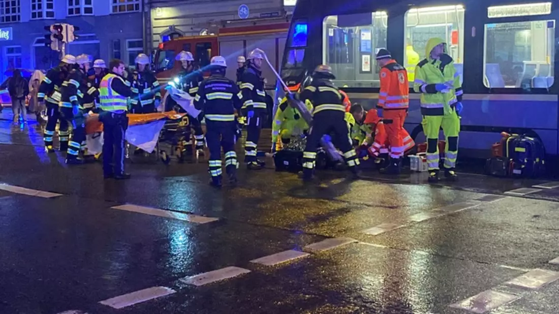 FW-M: Fußgänger von Trambahn erfasst (Schwanthaler Höhe) - Bild: presseportal.de
