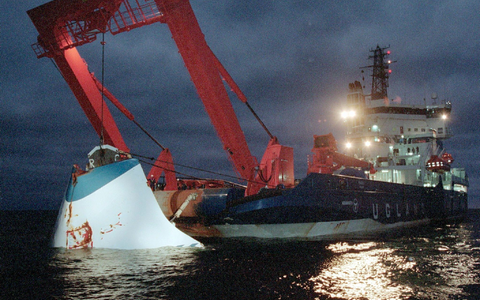 Das abgerissene Bugvisier war nach dem Unglück geborgen worden. (Archivfoto) - Foto: Jaakko Aiikainen/Lehtikuva/AP/dpa