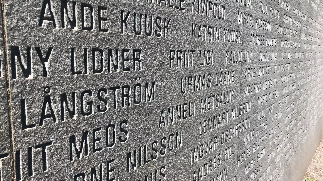 Am Estonia-Denkmal in Stockholm wird der 852 Todesopfer gedacht. (Archivfoto) - Bild: Steffen Trumpf/dpa