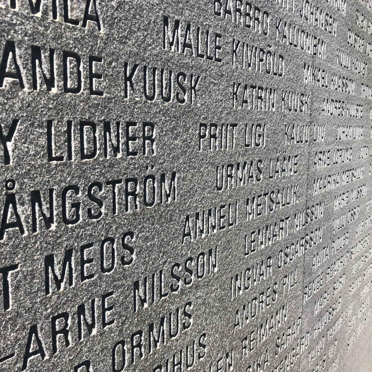 Am Estonia-Denkmal in Stockholm wird der 852 Todesopfer gedacht. (Archivfoto) - Foto: Steffen Trumpf/dpa