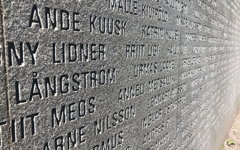 Am Estonia-Denkmal in Stockholm wird der 852 Todesopfer gedacht. (Archivfoto) - Foto: Steffen Trumpf/dpa