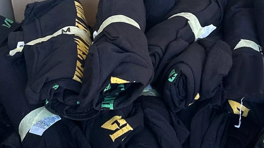 HZA-SI: T-Shirts, CDs, Poster - ZOLL entdeckt kartonweise unverzollte Merchandise-Artikel - Bild: presseportal.de