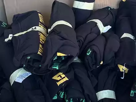 HZA-SI: T-Shirts, CDs, Poster - ZOLL entdeckt kartonweise unverzollte Merchandise-Artikel - Foto: presseportal.de