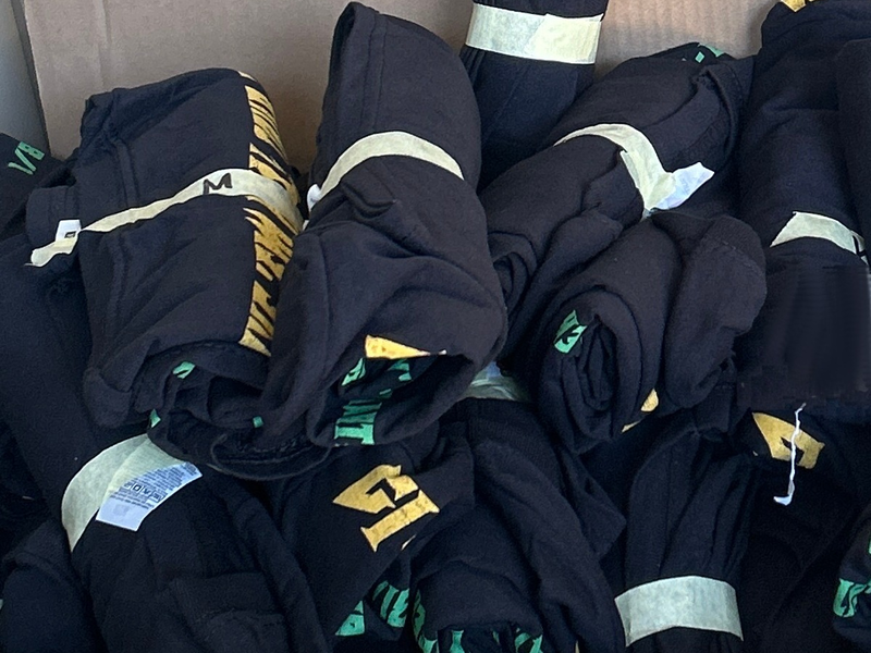 HZA-SI: T-Shirts, CDs, Poster - ZOLL entdeckt kartonweise unverzollte Merchandise-Artikel - Foto: presseportal.de