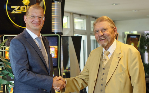 Generationswechsel bei der Merkur Group / Paul Gauselmann zieht sich aus Konzernspitze zurück - Michael Gauselmann übernimmt Vorsitz von Aufsichtsrat - Lars Felderhoff wird Vorstandssprecher - Foto: presseportal.de Generationswechsel bei der Merkur Group / Paul Gauselmann zieht sich aus Konzernspitze zurück - Michael Gauselmann übernimmt Vorsitz von Aufsichtsrat - Lars Felderhoff wird Vorstandssprecher - Foto: presseportal.de