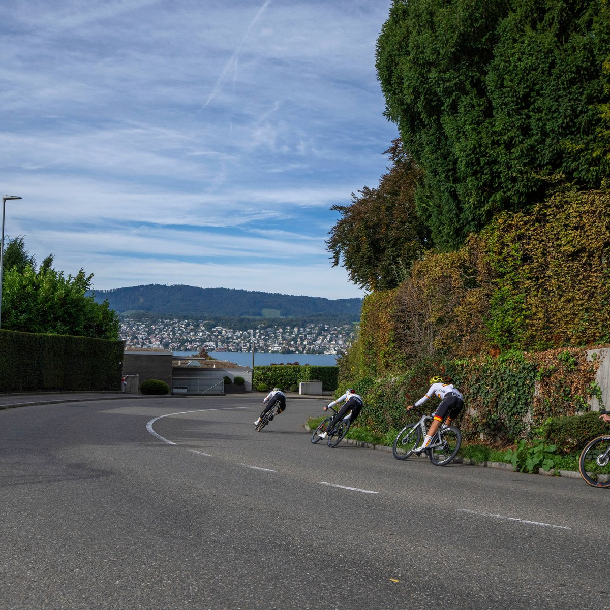 Die Rad-WM wird nach dem schweren Sturz einer Schweizer Juniorin fortgesetzt. - Foto: Peter Dejong/AP/dpa