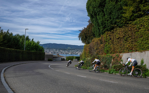 Die Rad-WM wird nach dem schweren Sturz einer Schweizer Juniorin fortgesetzt. - Foto: Peter Dejong/AP/dpa